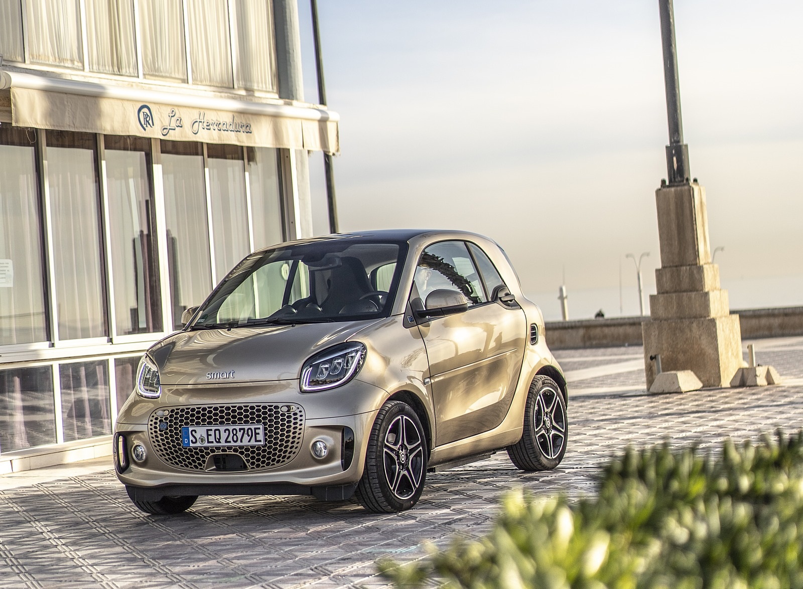 2020 Smart EQ ForTwo Coupe Pulse Line (Color: Gold Beige) Front Three-Quarter Wallpapers #81 of 94
