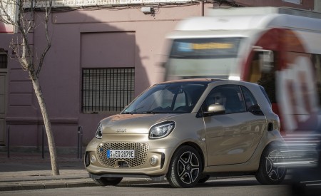 2020 Smart EQ ForTwo Coupe Pulse Line (Color: Gold Beige) Front Three-Quarter Wallpapers 450x275 (59)