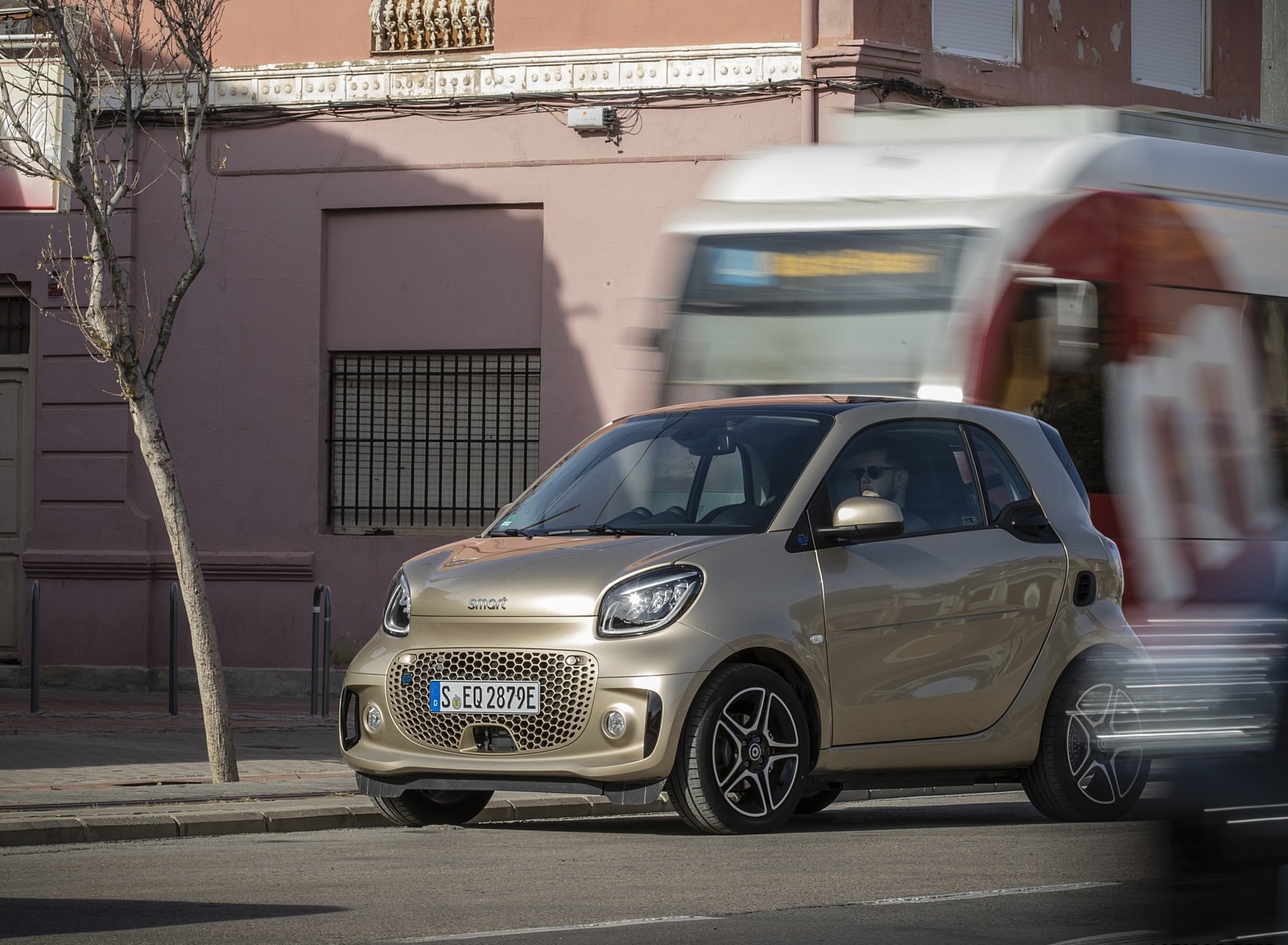 2020 Smart EQ ForTwo Coupe Pulse Line (Color: Gold Beige) Front Three-Quarter Wallpapers #59 of 94