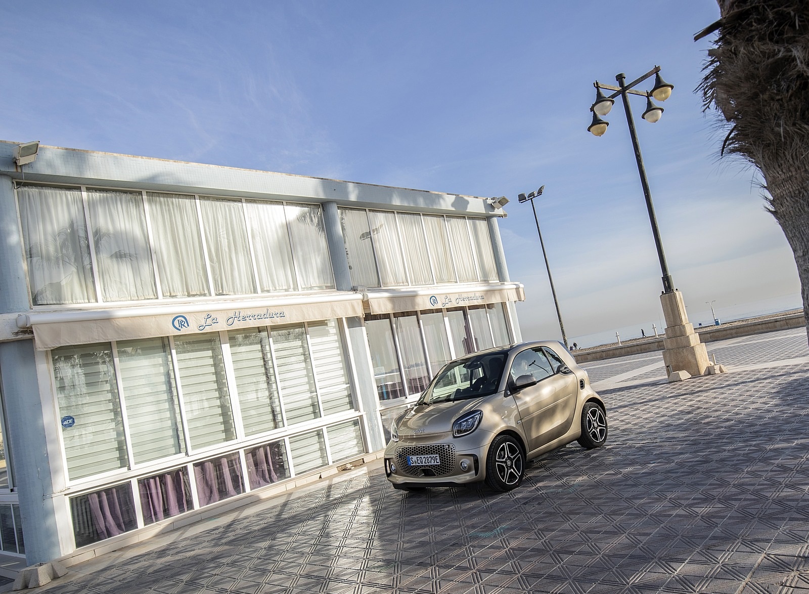 2020 Smart EQ ForTwo Coupe Pulse Line (Color: Gold Beige) Front Three-Quarter Wallpapers #71 of 94