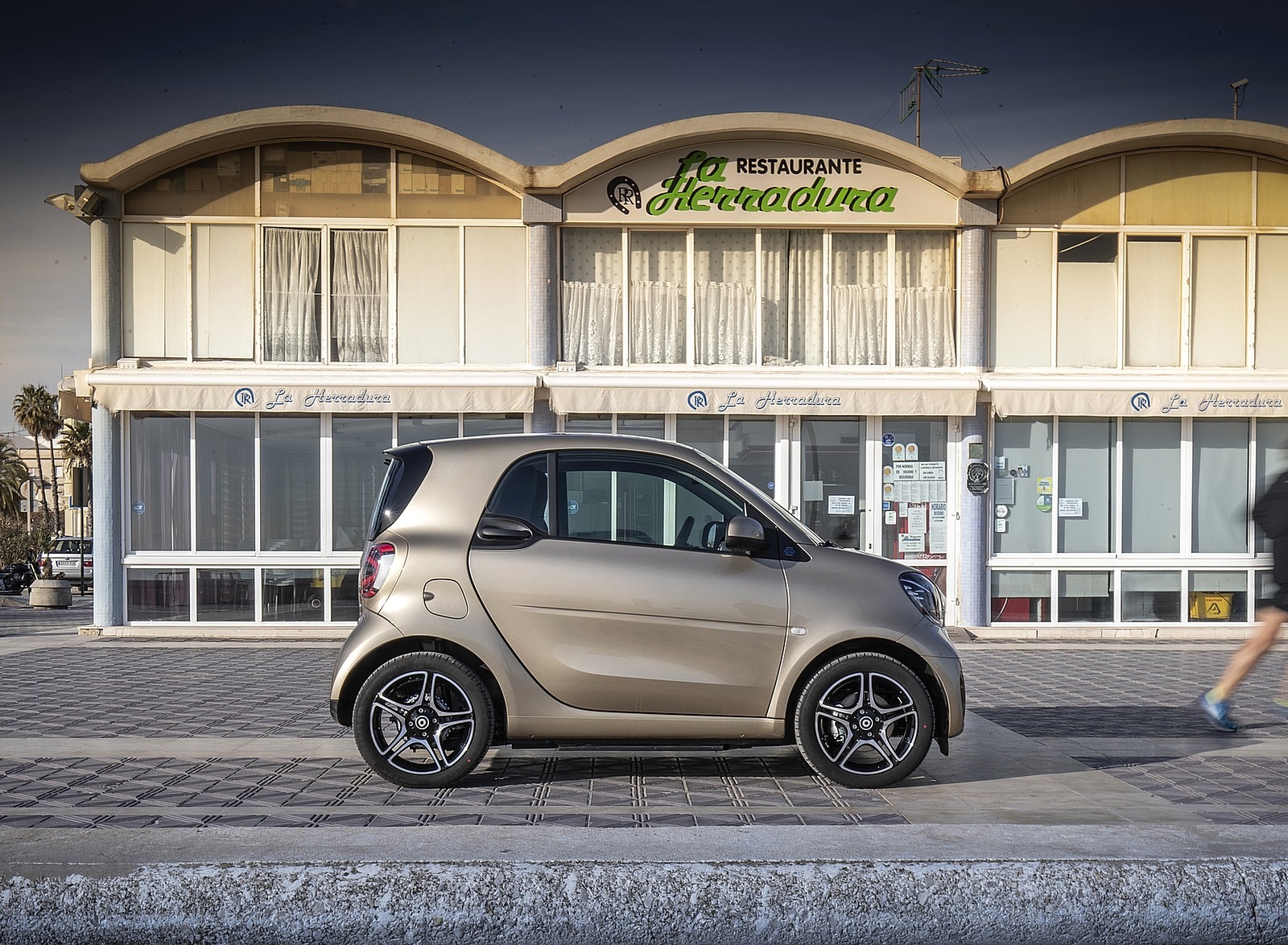 2020 Smart EQ ForTwo Coupe Pulse Line (Color: Gold Beige) Side Wallpapers #76 of 94