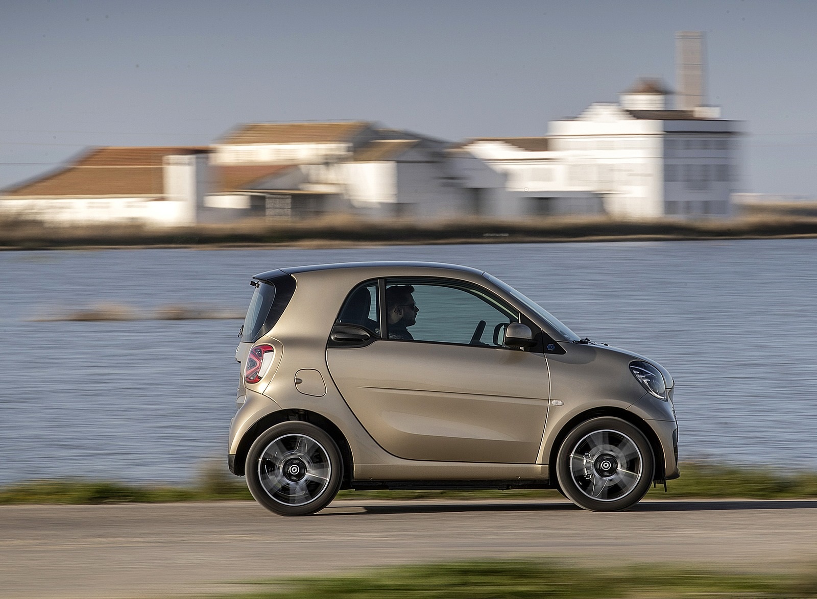 2020 Smart EQ ForTwo Coupe Pulse Line (Color: Gold Beige) Side Wallpapers #53 of 94