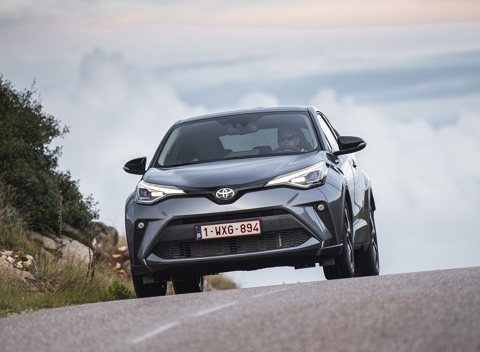 2020 Toyota C-HR Hybrid (Euro-Spec) Front Wallpapers #129 of 168