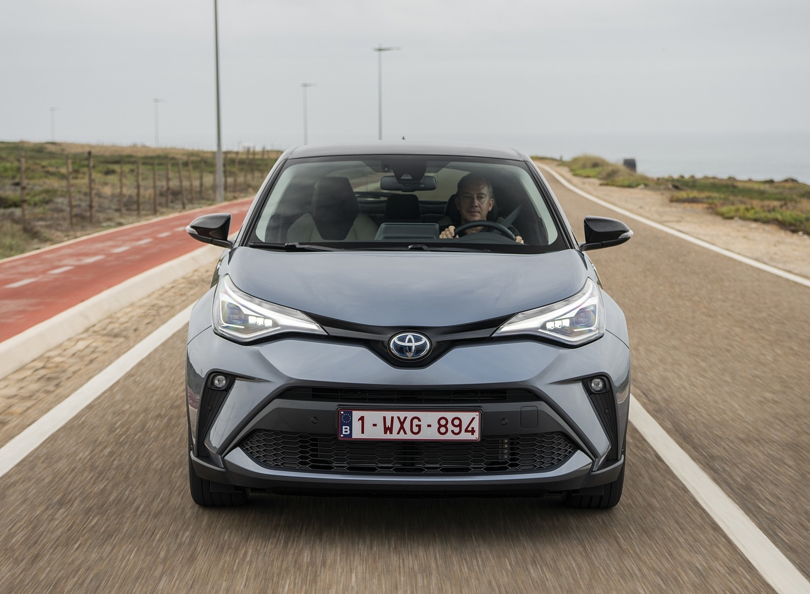 Тойота гибрид c HR 2019 года