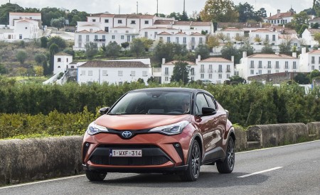 2020 Toyota C-HR Hybrid (Euro-Spec) Front Wallpapers 450x275 (34)