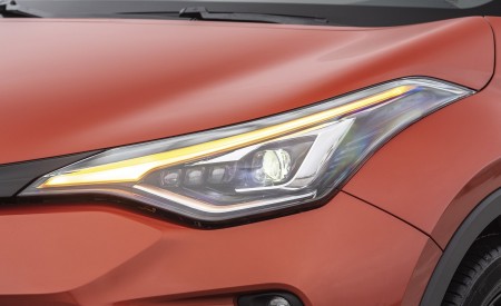 2020 Toyota C-HR Hybrid (Euro-Spec) Headlight Wallpapers 450x275 (65)