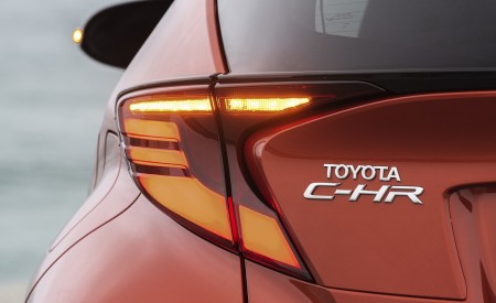 2020 Toyota C-HR Hybrid (Euro-Spec) Tail Light Wallpapers 450x275 (69)