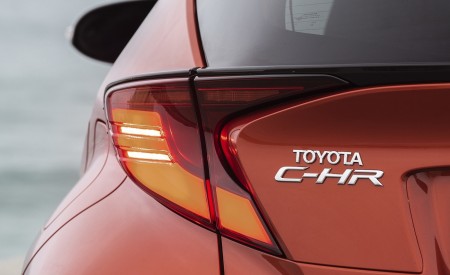 2020 Toyota C-HR Hybrid (Euro-Spec) Tail Light Wallpapers 450x275 (71)