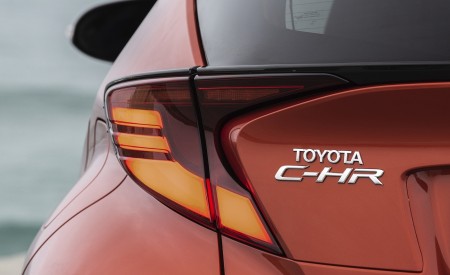 2020 Toyota C-HR Hybrid (Euro-Spec) Tail Light Wallpapers 450x275 (72)