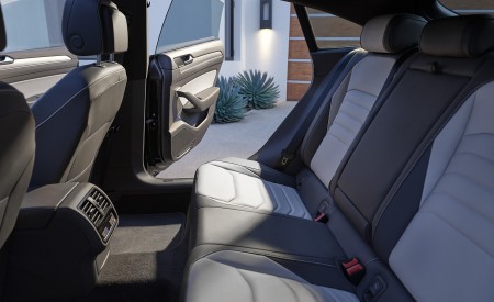 2020 Volkswagen Arteon SEL R-Line Edition (US-Spec) Interior Rear Seats Wallpapers 450x275 (17)