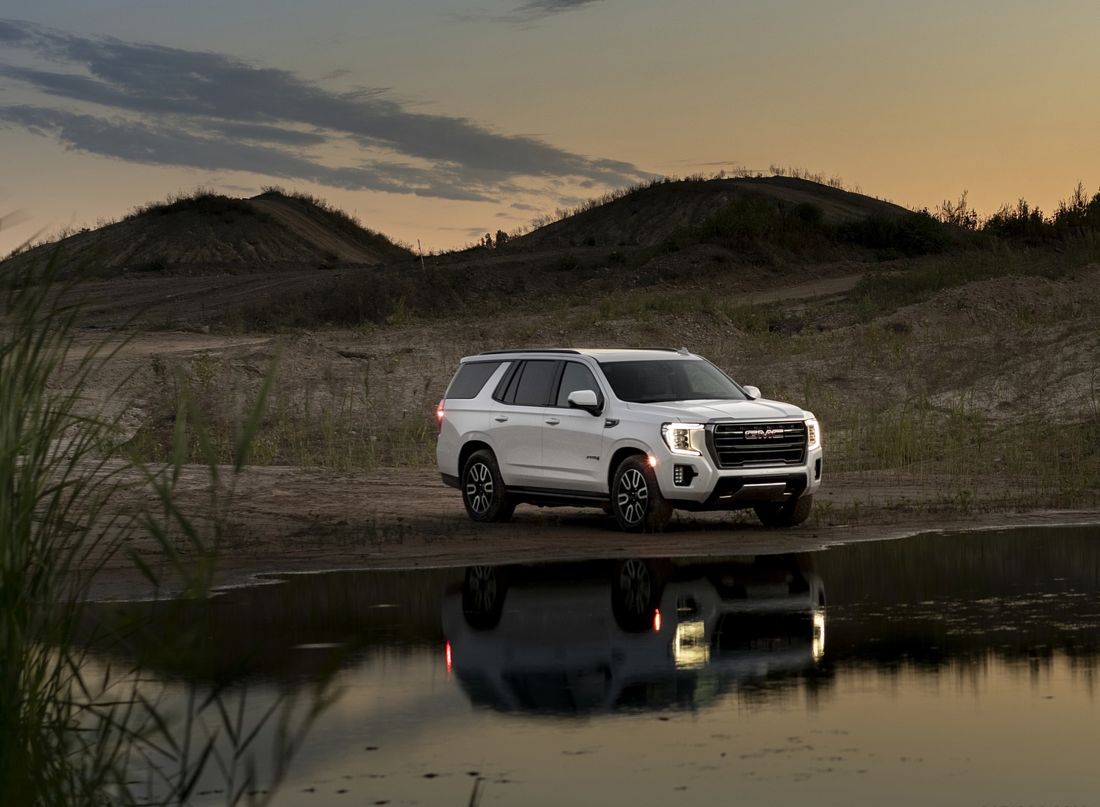 2021 GMC Yukon AT4 Front Three-Quarter Wallpapers (6)