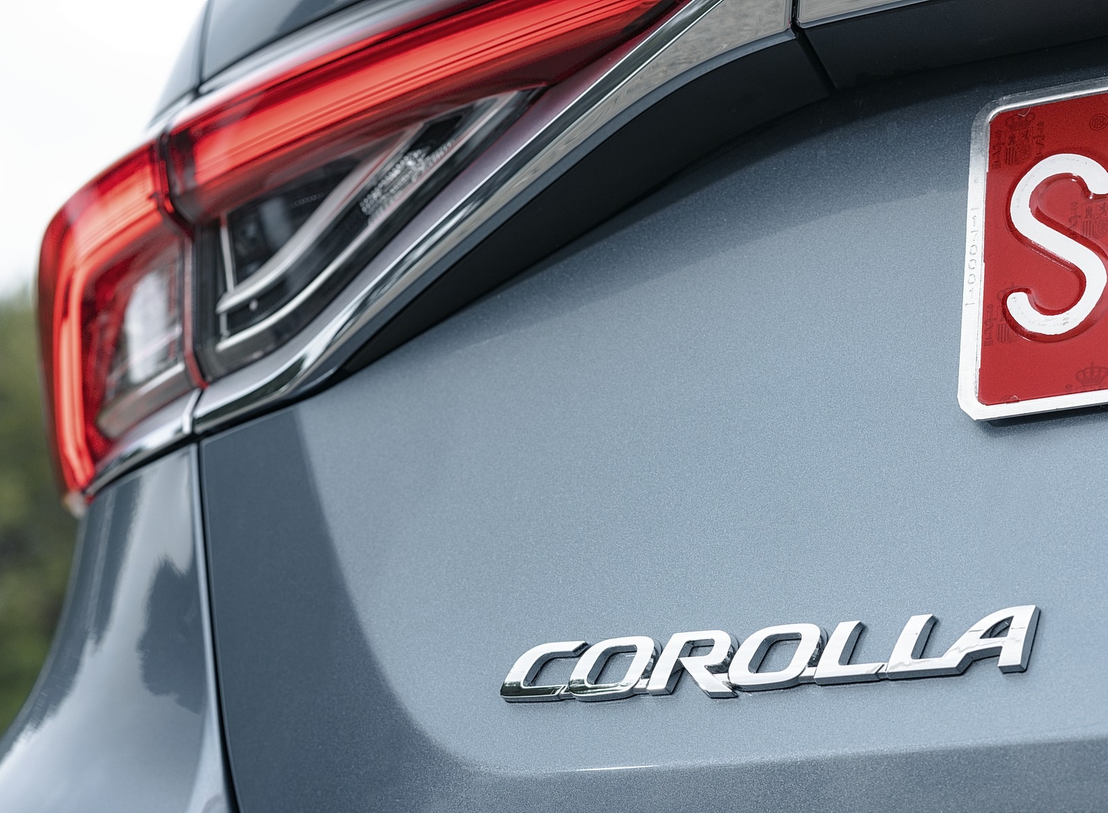2019 Toyota Corolla Sedan Hybrid 1.8L Grey (EU-Spec) Badge Wallpapers #28 of 44