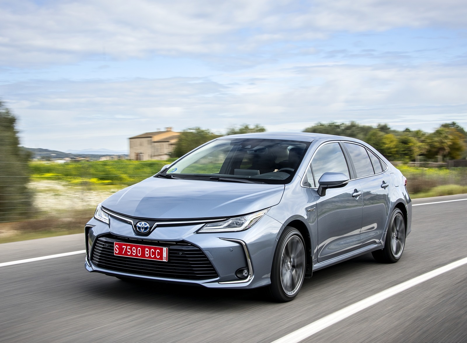 2019 Toyota Corolla Sedan Hybrid 1.8L Grey (EU-Spec) Front Three-Quarter Wallpapers #7 of 44