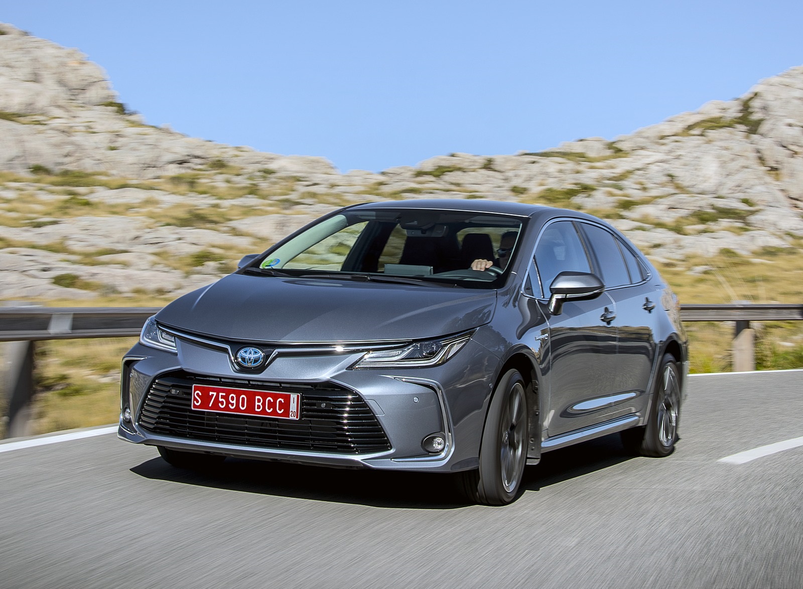 2019 Toyota Corolla Sedan Hybrid 1.8L Grey (EU-Spec) Front Three-Quarter Wallpapers #4 of 44