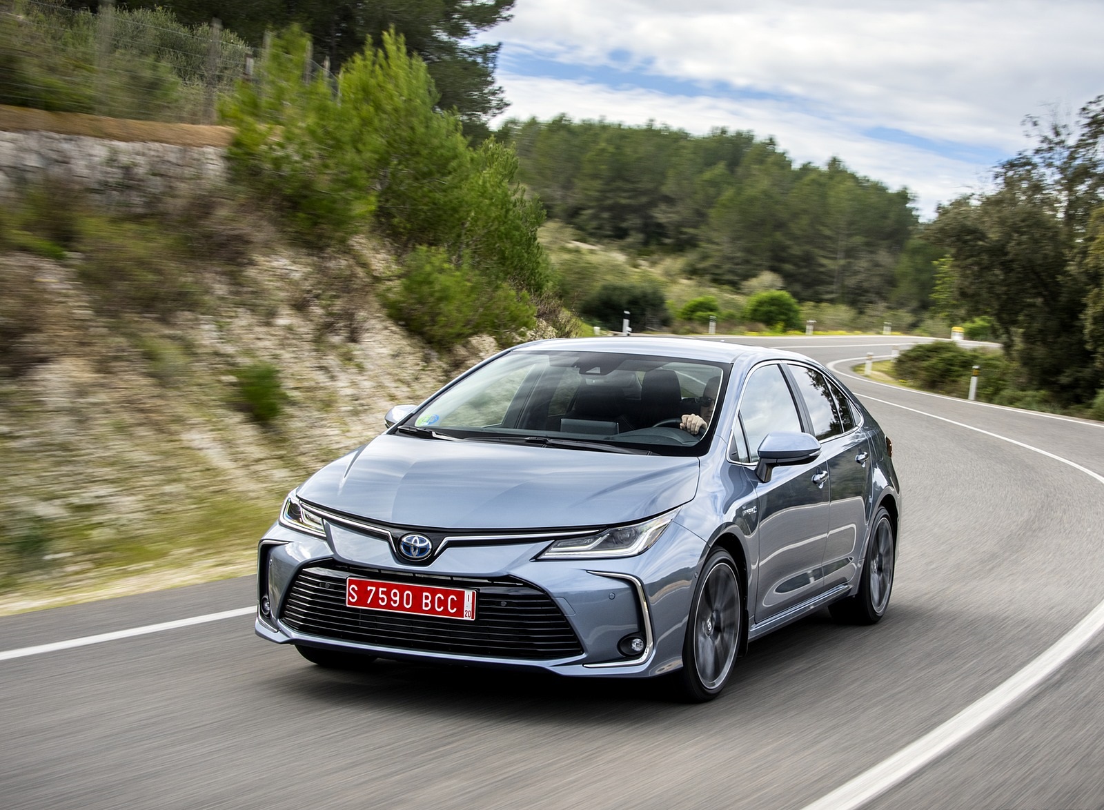 2019 Toyota Corolla Sedan Hybrid 1.8L Grey (EU-Spec) Front Three-Quarter Wallpapers (8)