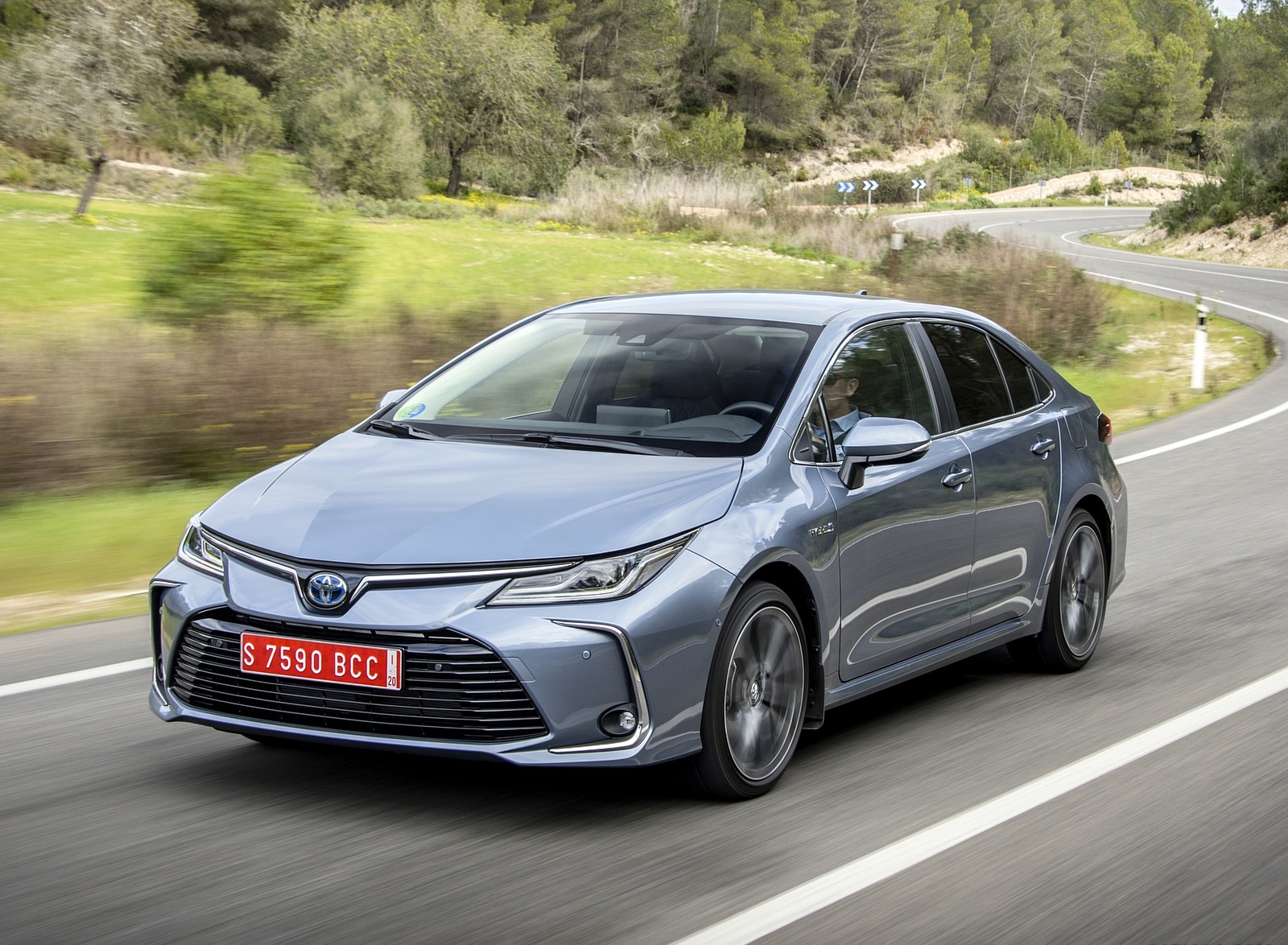 2019 Toyota Corolla Sedan Hybrid 1.8L Grey (EU-Spec) Front Three-Quarter Wallpapers #1 of 44