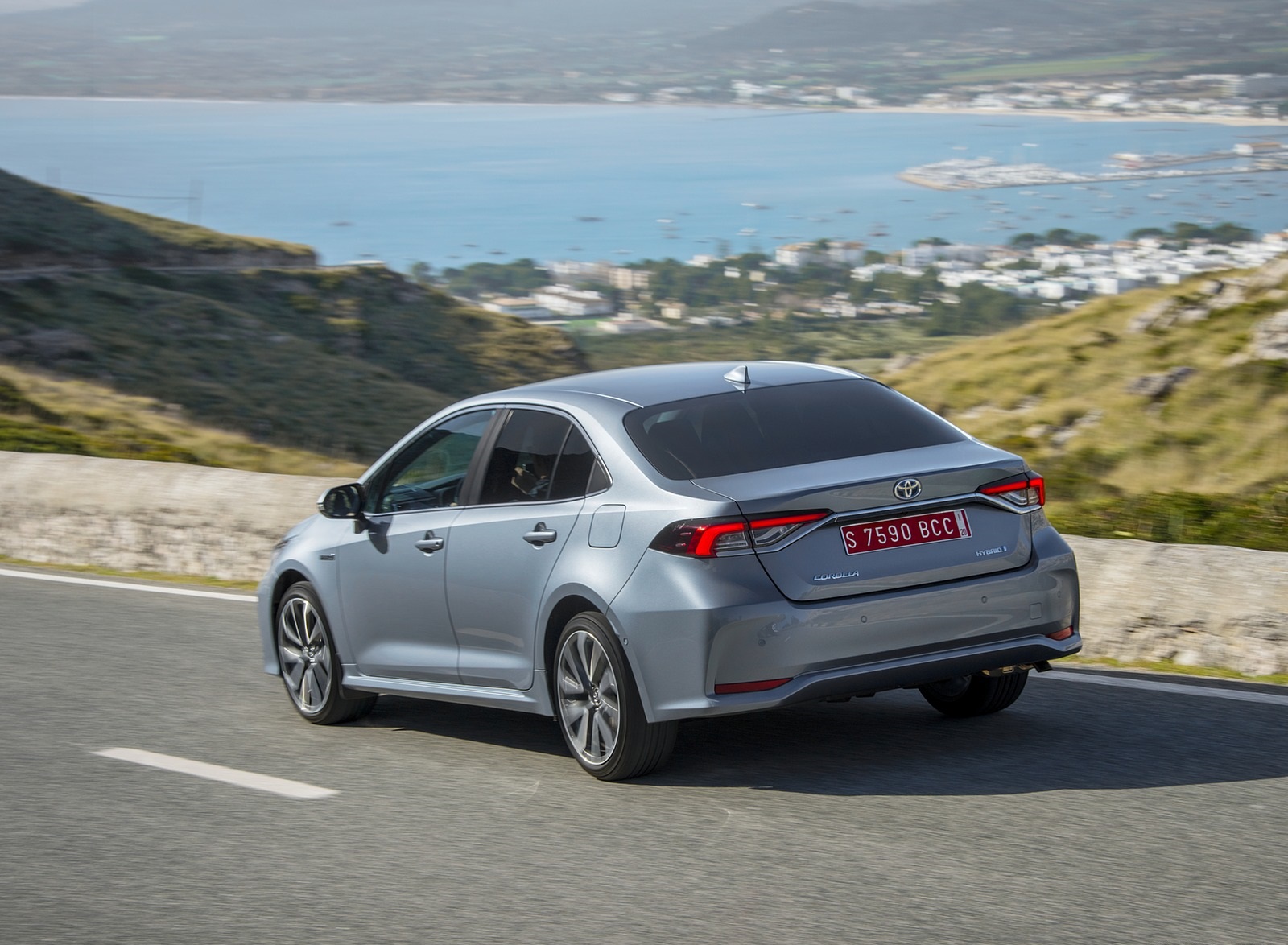 2019 Toyota Corolla Sedan Hybrid 1.8L Grey (EU-Spec) Rear Three-Quarter Wallpapers #5 of 44