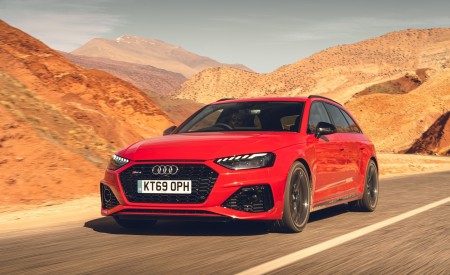 2020 Audi RS 4 Avant (UK-Spec) Front Three-Quarter Wallpapers 450x275 (1)