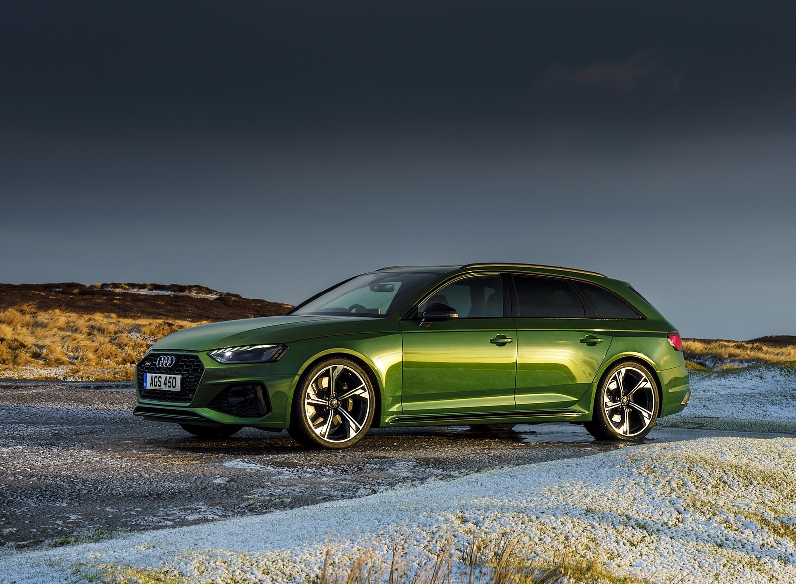 2020 Audi RS 4 Avant (UK-Spec) Front Three-Quarter Wallpapers #110 of 169