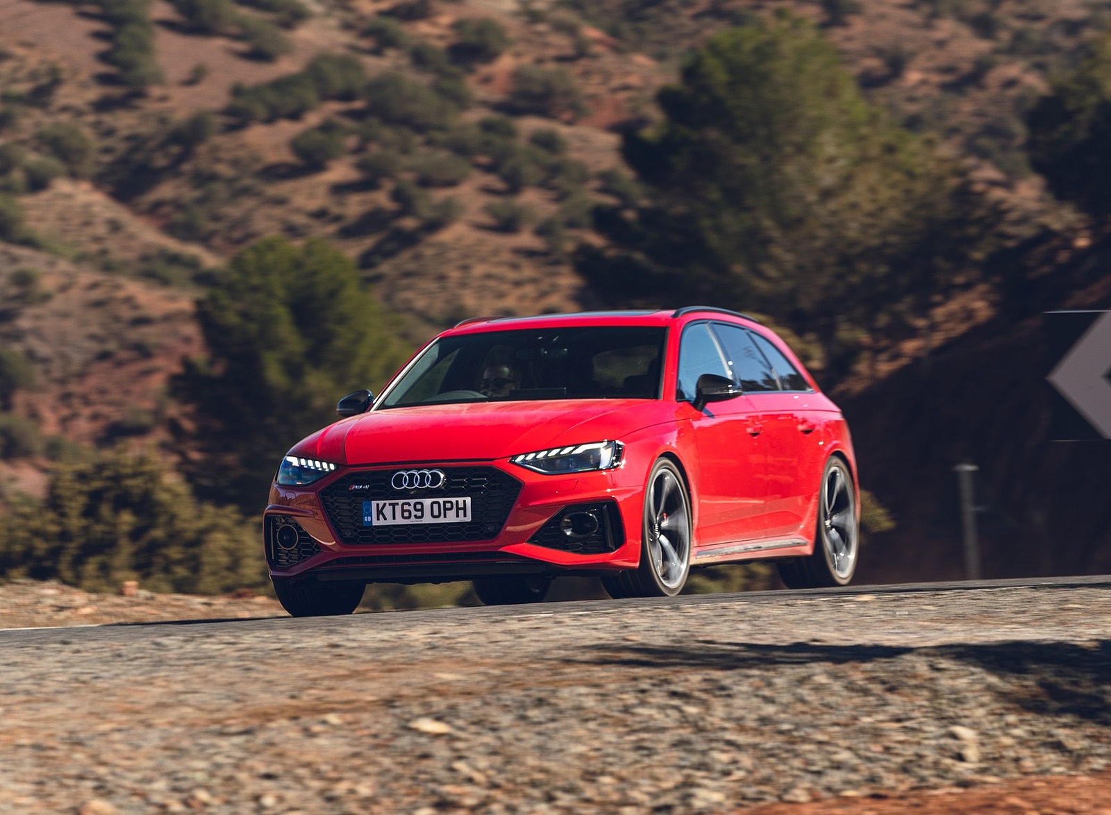 2020 Audi RS 4 Avant (UK-Spec) Front Three-Quarter Wallpapers #32 of 169