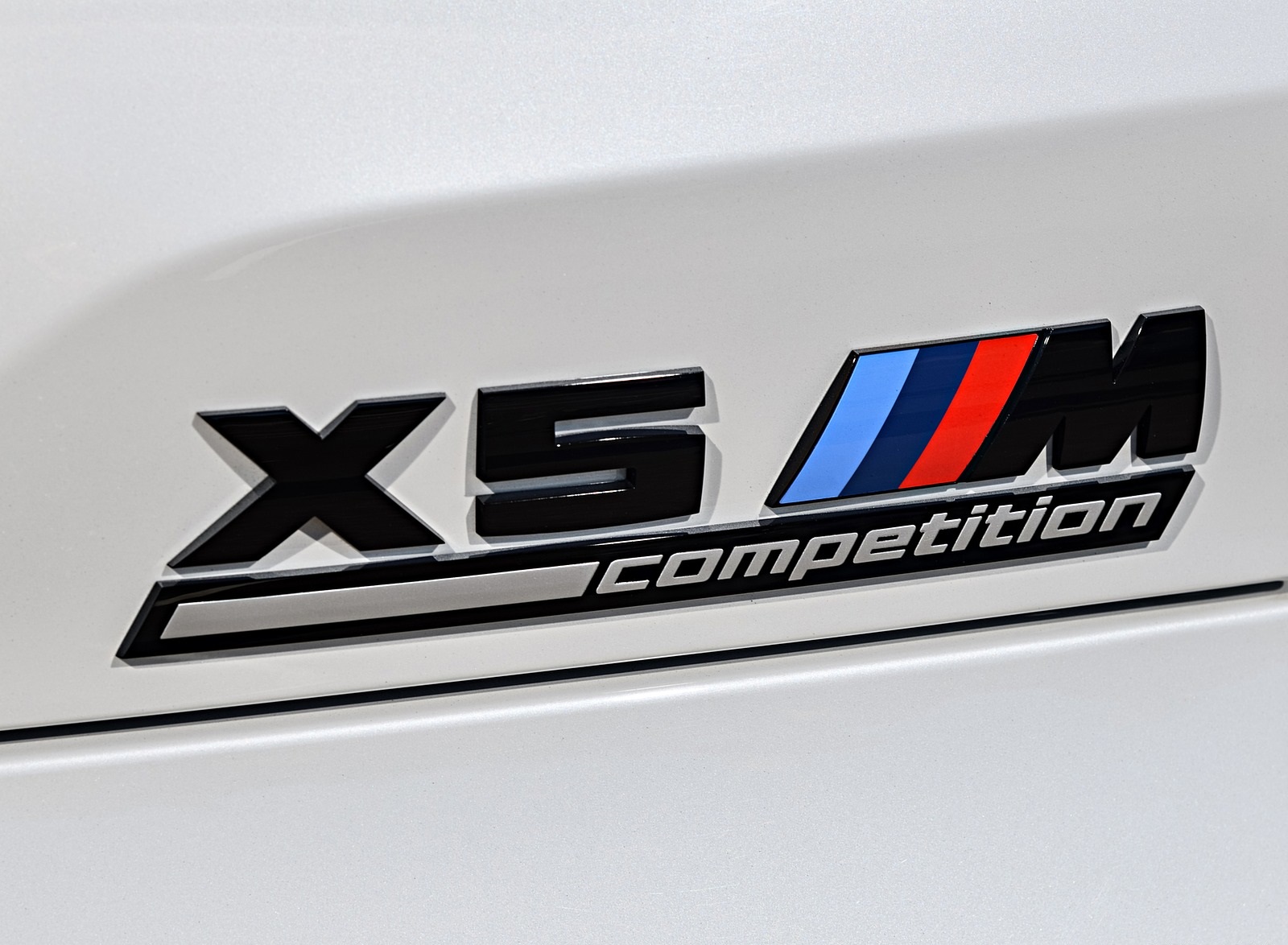 2020 BMW X5 M Competition (Color: Mineral White; US-Spec) Badge Wallpapers #185 of 196