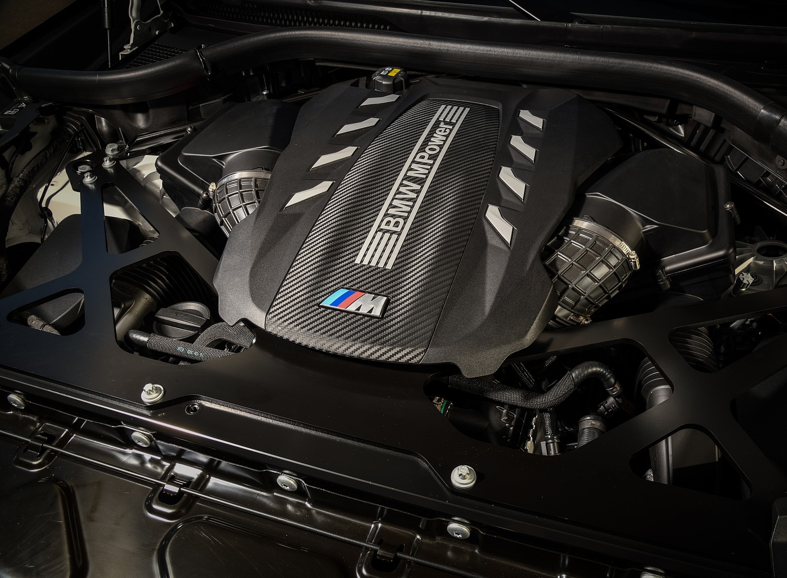 2020 BMW X5 M Competition (Color: Mineral White; US-Spec) Engine Wallpapers #186 of 196