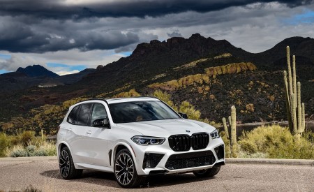 2020 BMW X5 M Competition (Color: Mineral White; US-Spec) Front Three-Quarter Wallpapers 450x275 (170)