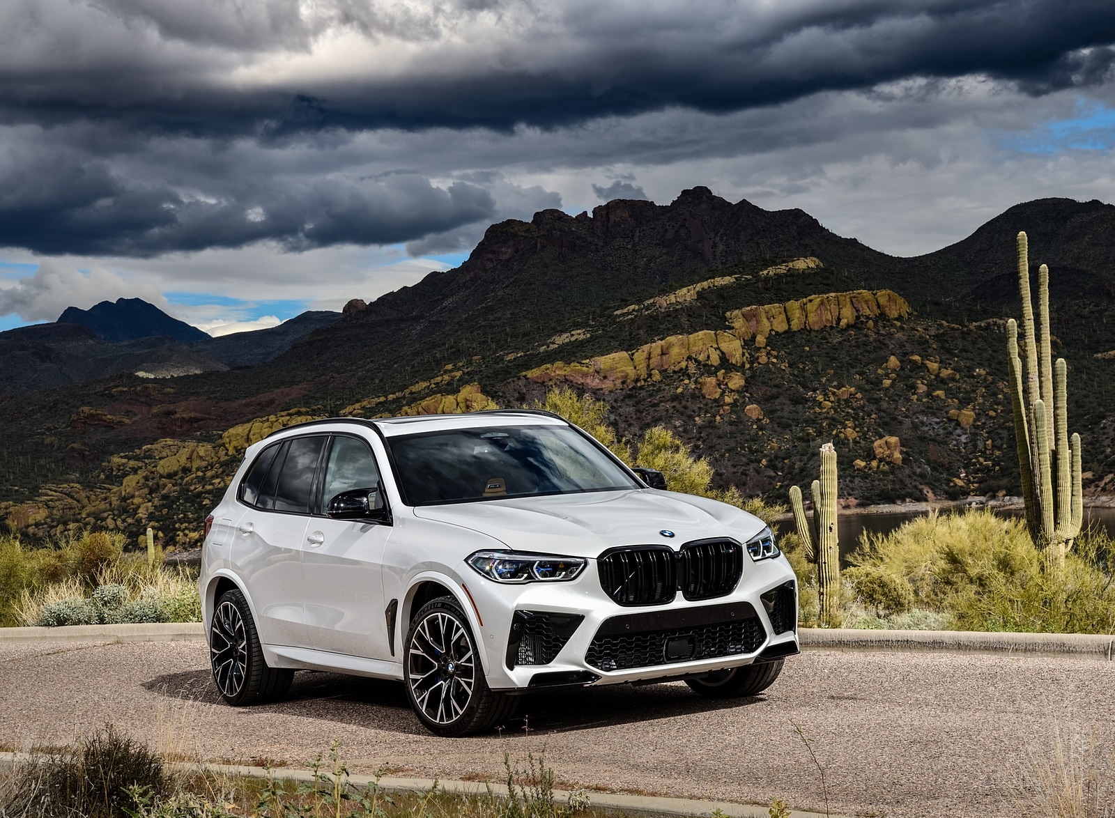2020 BMW X5 M Competition (Color: Mineral White; US-Spec) Front Three-Quarter Wallpapers #170 of 196
