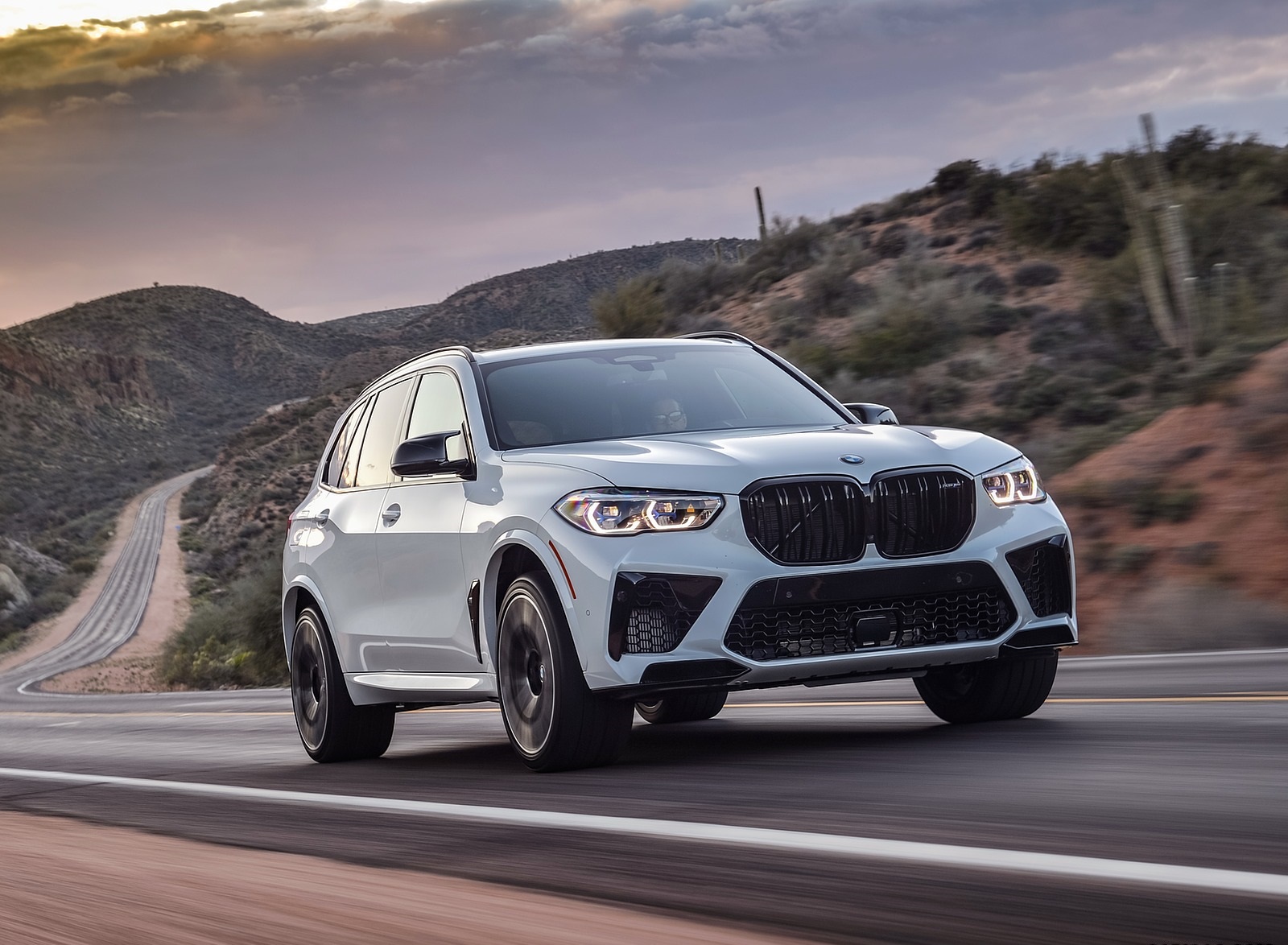 2020 BMW X5 M Competition (Color: Mineral White; US-Spec) Front Three-Quarter Wallpapers #129 of 196