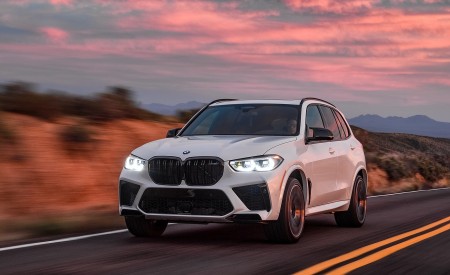 2020 BMW X5 M Competition (Color: Mineral White; US-Spec) Front Three-Quarter Wallpapers 450x275 (139)