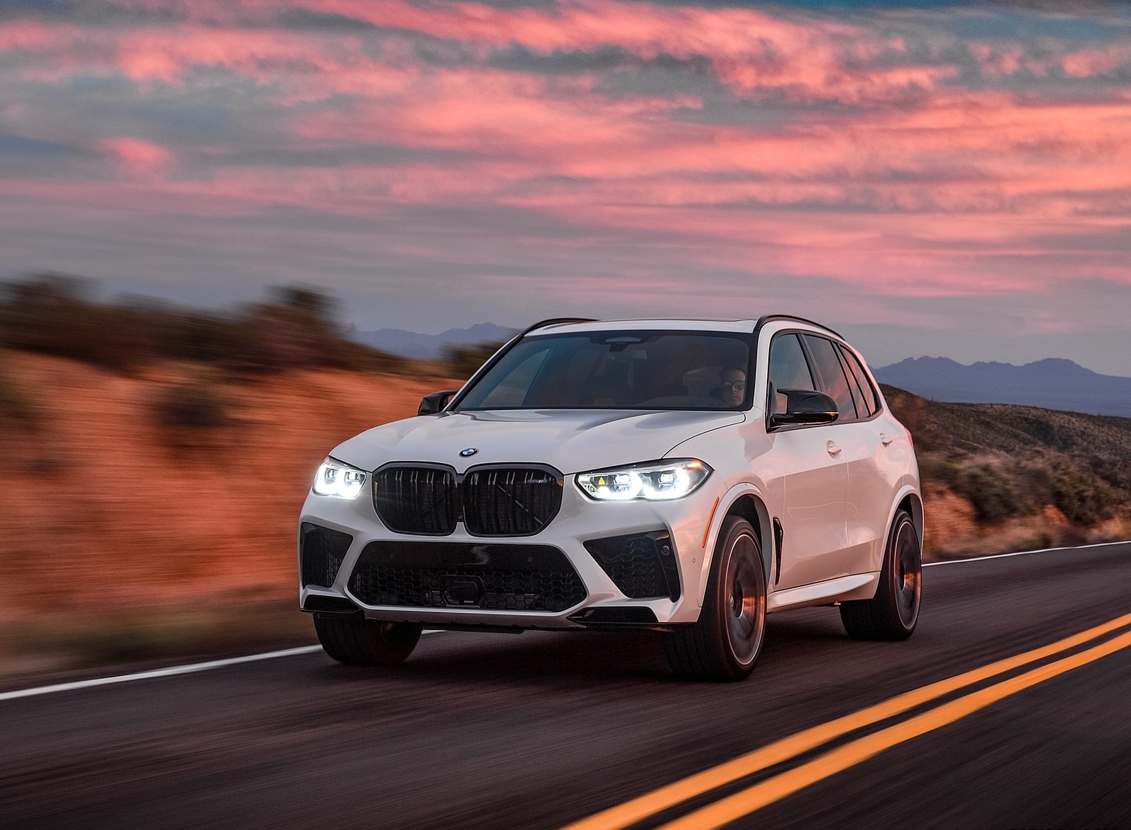 2020 BMW X5 M Competition (Color: Mineral White; US-Spec) Front Three-Quarter Wallpapers #139 of 196