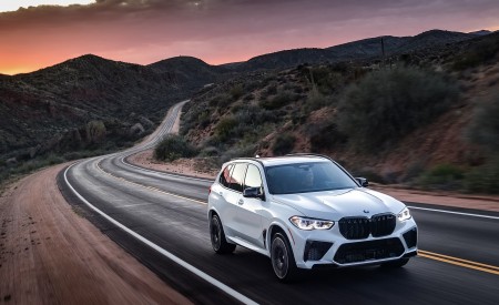 2020 BMW X5 M Competition (Color: Mineral White; US-Spec) Front Three-Quarter Wallpapers 450x275 (140)