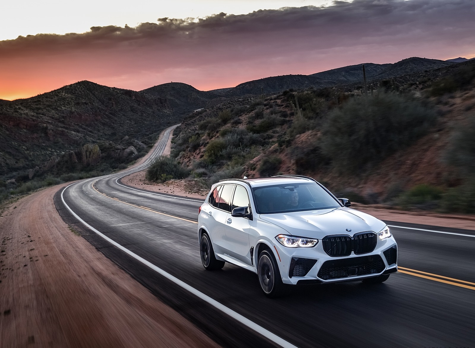 2020 BMW X5 M Competition (Color: Mineral White; US-Spec) Front Three-Quarter Wallpapers #140 of 196