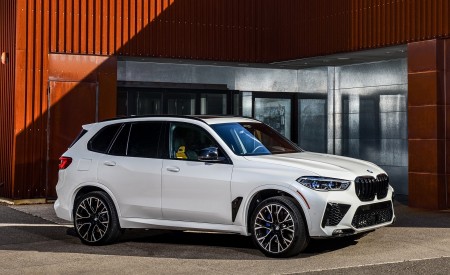 2020 BMW X5 M Competition (Color: Mineral White; US-Spec) Front Three-Quarter Wallpapers 450x275 (175)