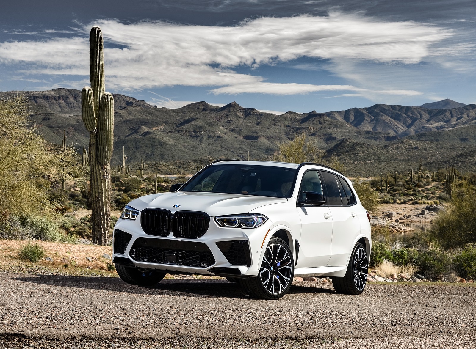 2020 BMW X5 M Competition (Color: Mineral White; US-Spec) Front Three-Quarter Wallpapers #173 of 196