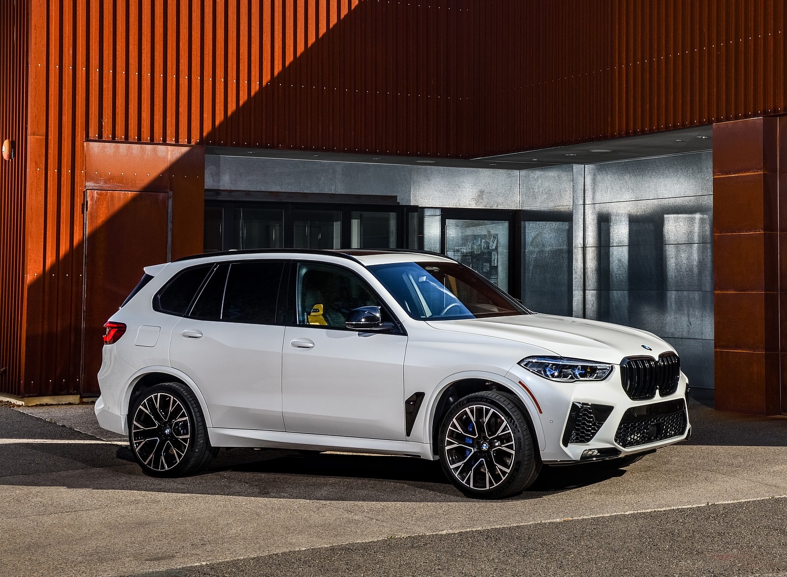 2020 BMW X5 M Competition (Color: Mineral White; US-Spec) Front Three-Quarter Wallpapers #175 of 196