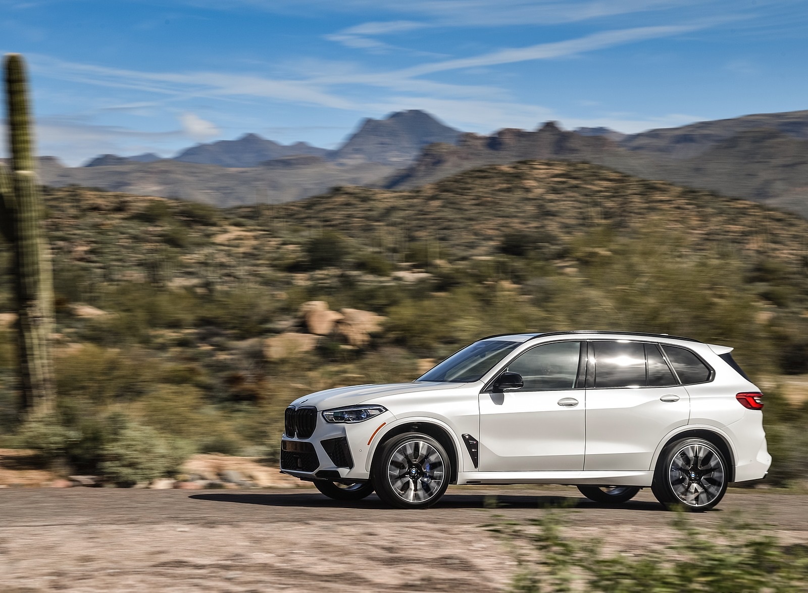 2020 BMW X5 M Competition (Color: Mineral White; US-Spec) Front Three-Quarter Wallpapers #162 of 196