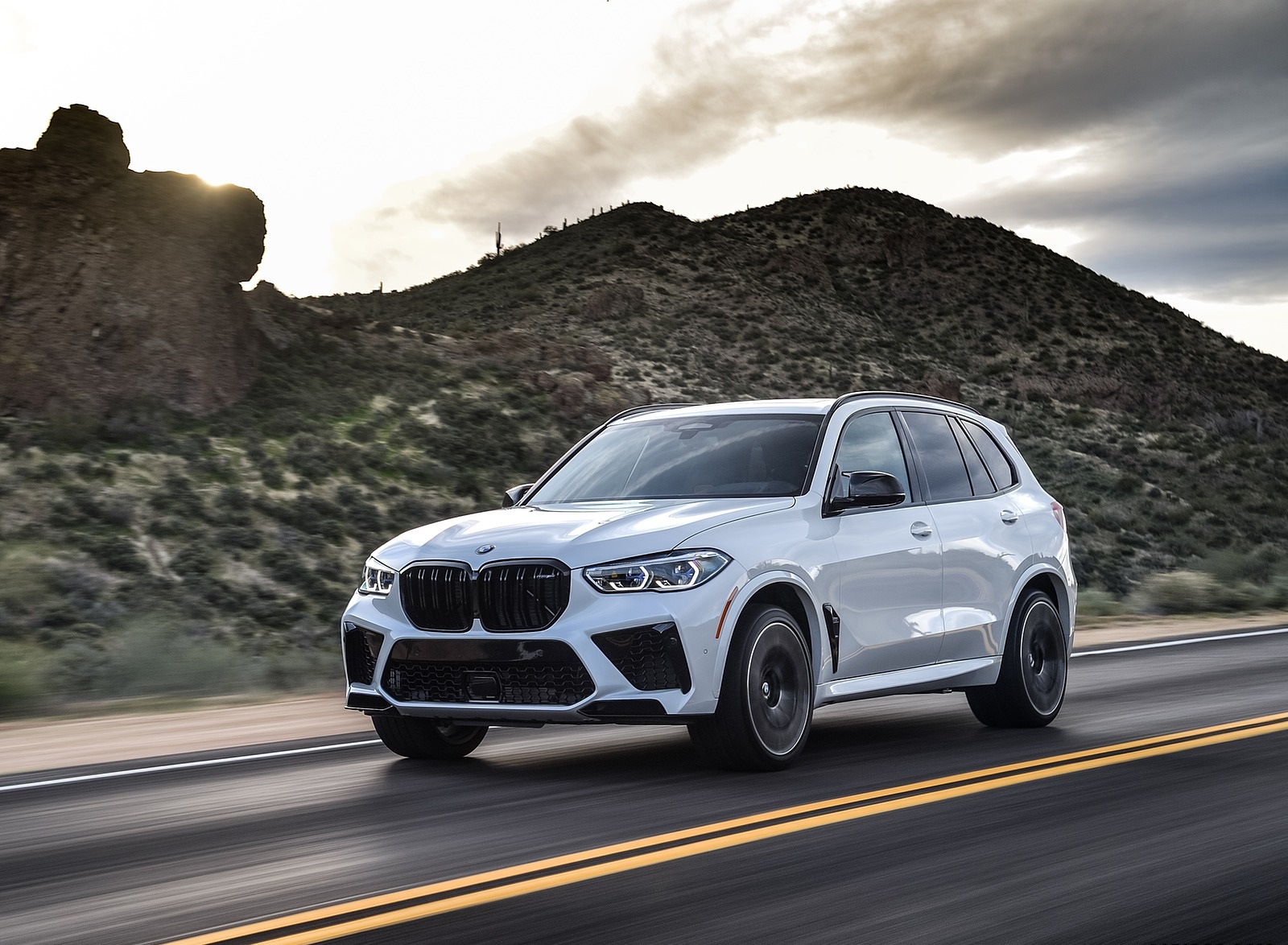 2020 BMW X5 M Competition (Color: Mineral White; US-Spec) Front Three-Quarter Wallpapers #143 of 196