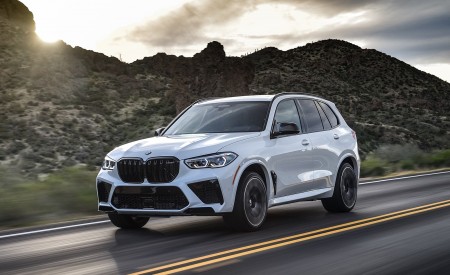 2020 BMW X5 M Competition (Color: Mineral White; US-Spec) Front Three-Quarter Wallpapers 450x275 (131)