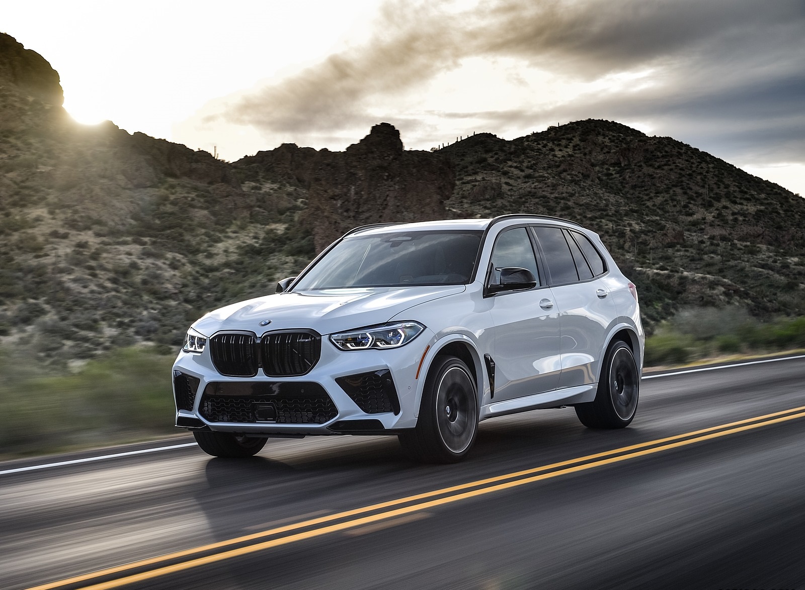 2020 BMW X5 M Competition (Color: Mineral White; US-Spec) Front Three-Quarter Wallpapers #131 of 196