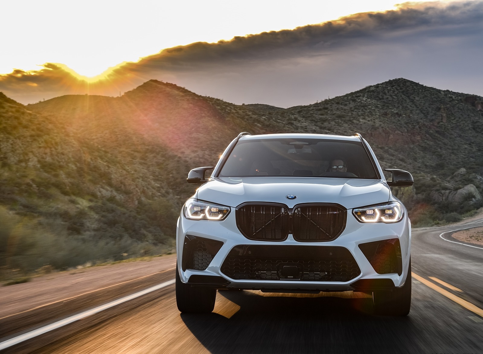 2020 BMW X5 M Competition (Color: Mineral White; US-Spec) Front Wallpapers #134 of 196