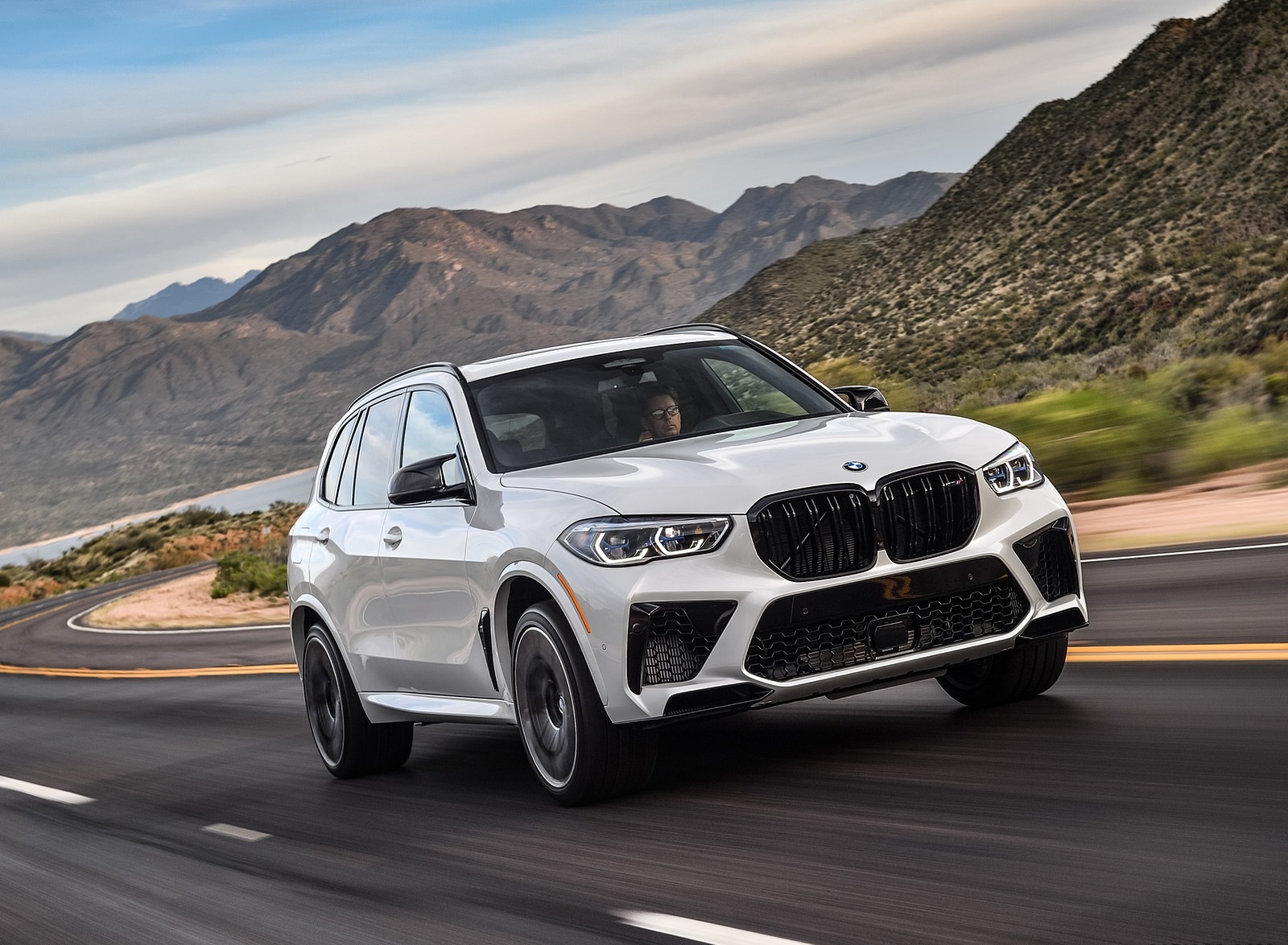2020 BMW X5 M Competition (Color: Mineral White; US-Spec) Front Wallpapers #137 of 196