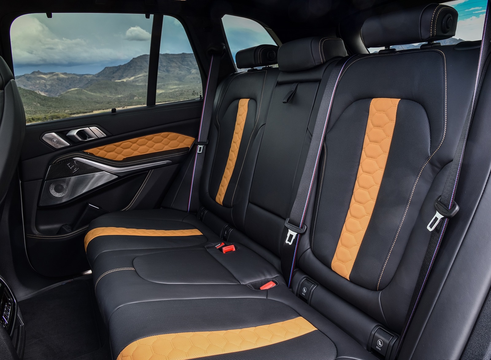 2020 BMW X5 M Competition (Color: Mineral White; US-Spec) Interior Rear Seats Wallpapers #194 of 196