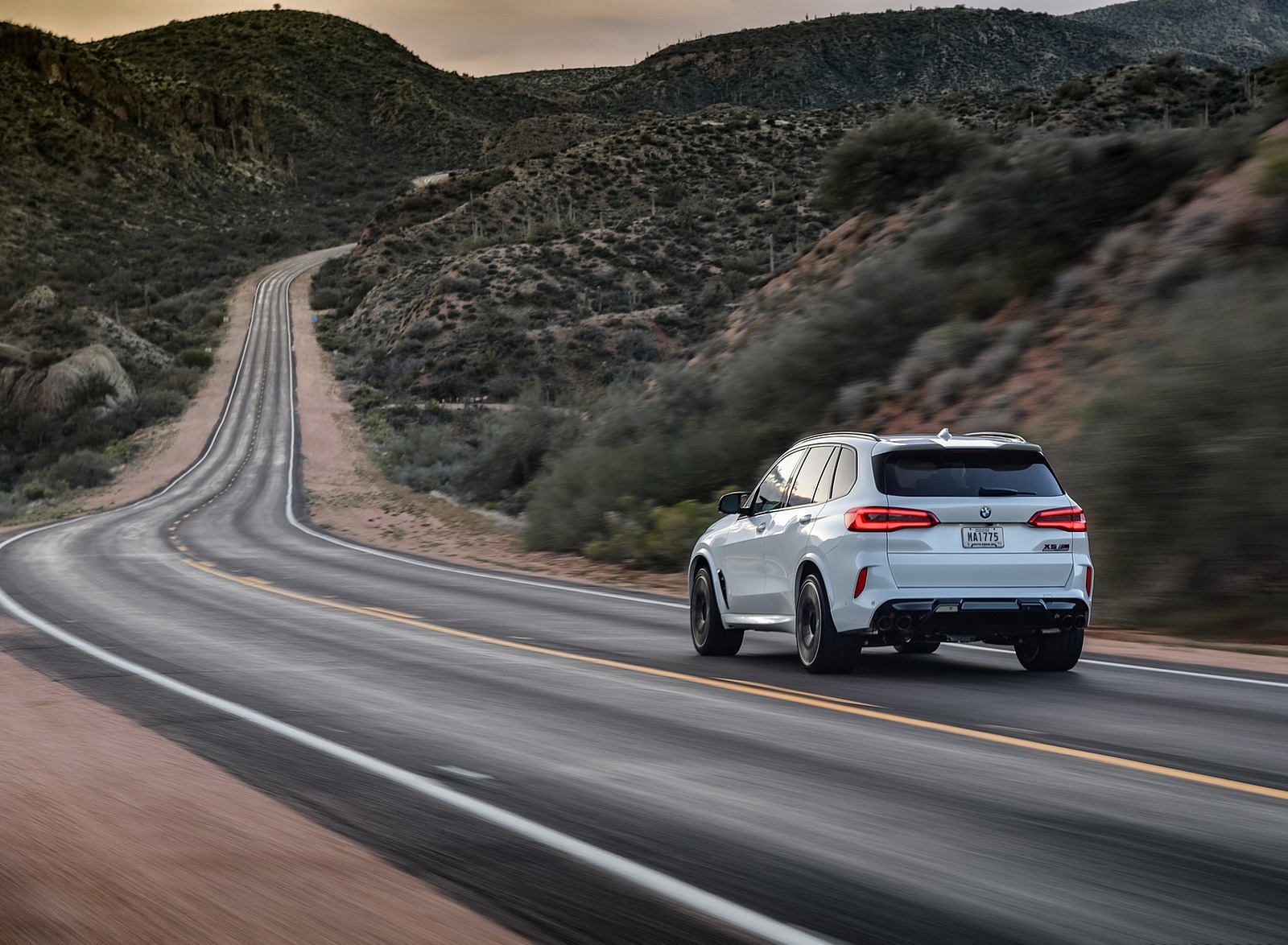 2020 BMW X5 M Competition (Color: Mineral White; US-Spec) Rear Three-Quarter Wallpapers #160 of 196