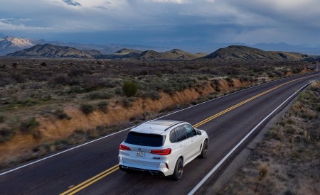 2020 BMW X5 M Competition (Color: Mineral White; US-Spec) Rear Three-Quarter Wallpapers 450x275 (158)