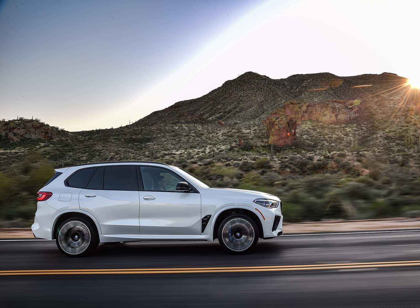2020 BMW X5 M Competition (Color: Mineral White; US-Spec) Side Wallpapers #165 of 196