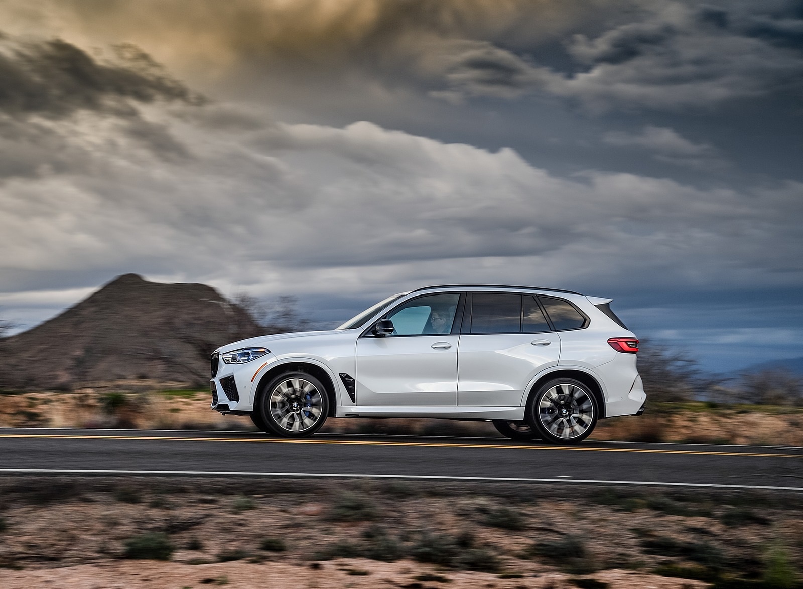 2020 BMW X5 M Competition (Color: Mineral White; US-Spec) Side Wallpapers #154 of 196