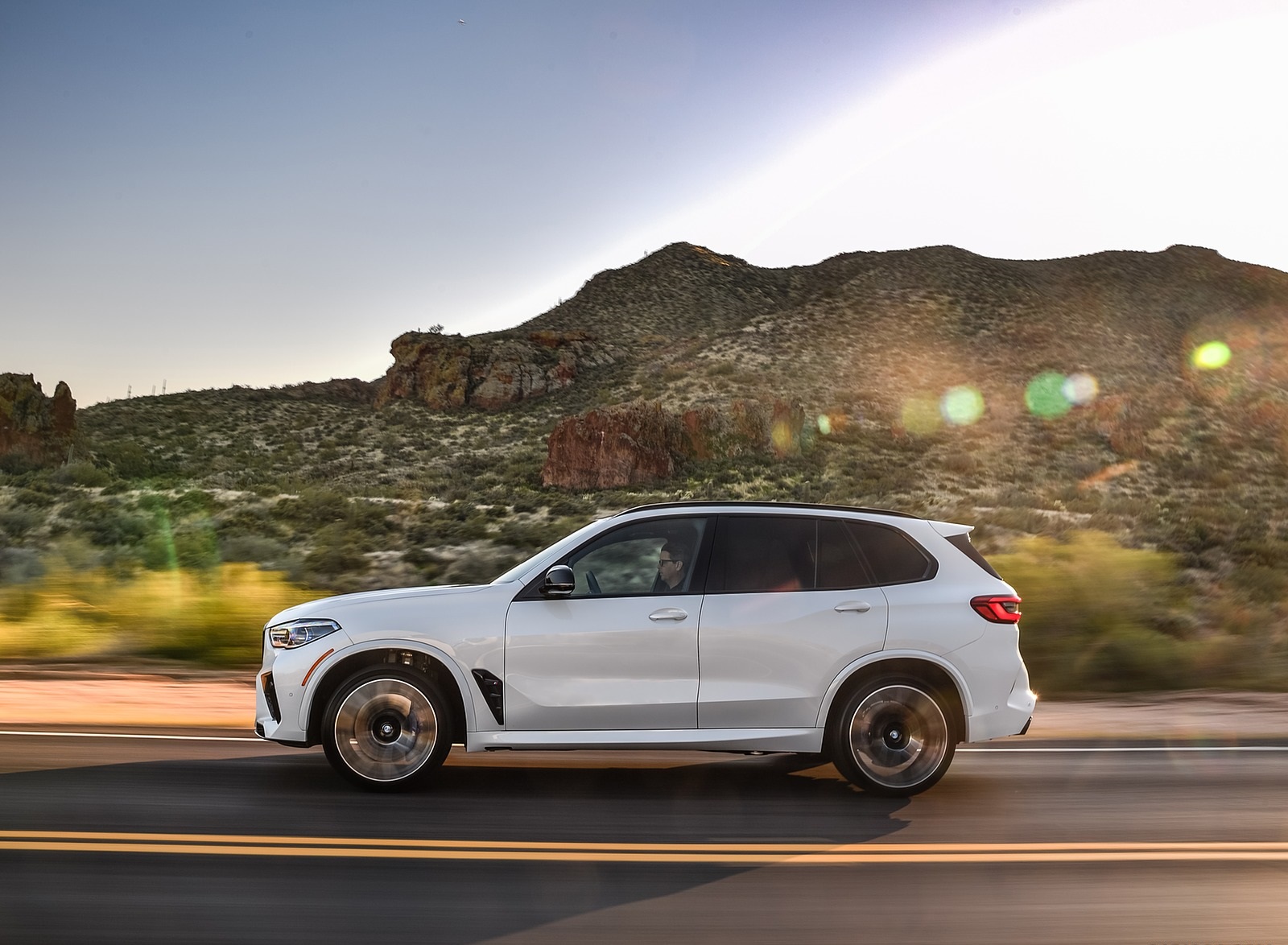 2020 BMW X5 M Competition (Color: Mineral White; US-Spec) Side Wallpapers #166 of 196