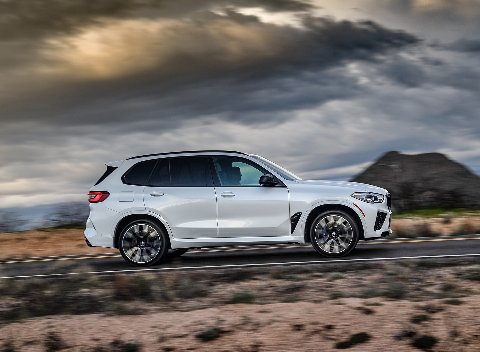 2020 BMW X5 M Competition (Color: Mineral White; US-Spec) Side Wallpapers #153 of 196