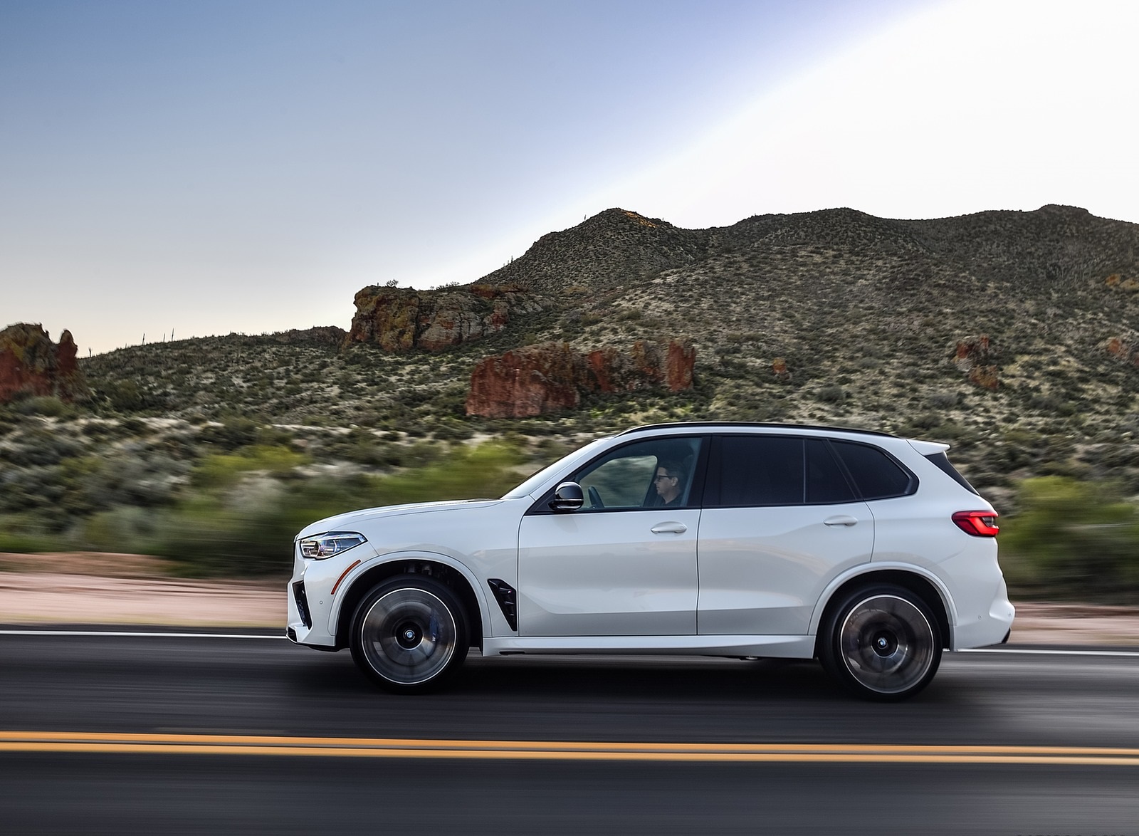 2020 BMW X5 M Competition (Color: Mineral White; US-Spec) Side Wallpapers #167 of 196